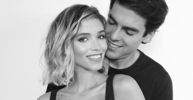 Kaká reúne a esposa e a filha recém-nascida em registro emocionante na maternidade