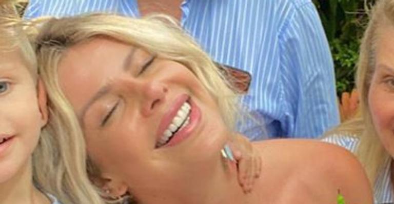 Karina Bacchi se emociona e celebra aniversário com os pais e os sogros: ”Reunidos!”