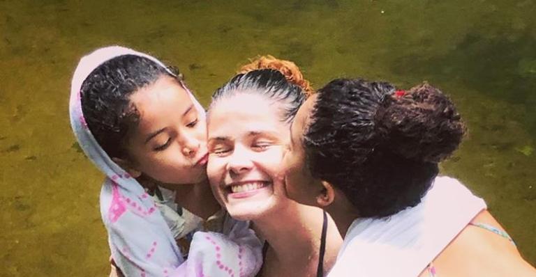 Mãezona! Samara Felippo ganha beijo apaixonante das filhas durante banho de cachoeira
