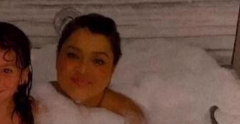Preta Gil se diverte durante banho de espuma com a neta: ”Farra”