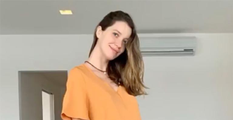 Grávida, Nathalia Dill mostra barrigão enorme de 7 meses ao visitar casa em obra