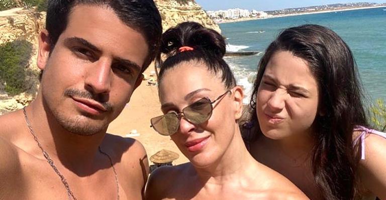 De biquíni, Claudia Raia reúne filhos em dia de praia e jovialidade choca fãs: “Parece irmã deles”