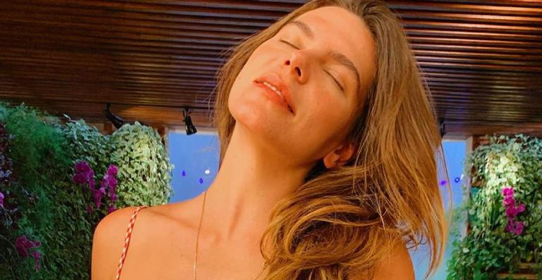 De biquíni mínimo, Mariana Goldfarb impressiona com barriguinha magérrima e curvas delineadas