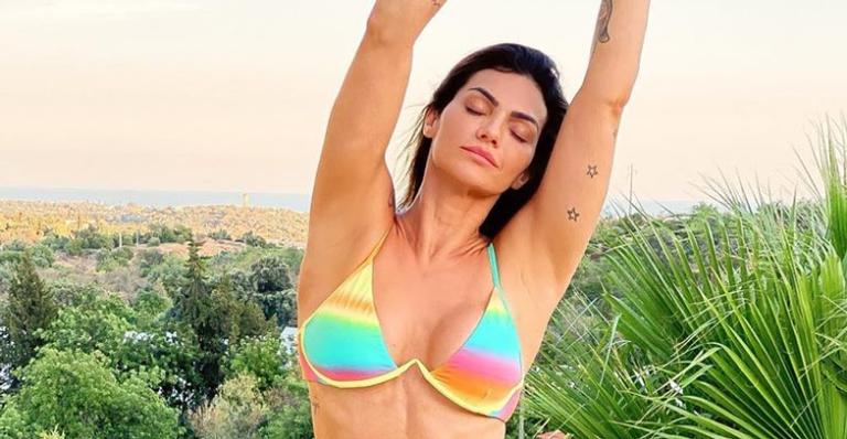 Kelly Key ostenta corpão trincado em clique de biquíni e fãs babam: “Surra de beleza”