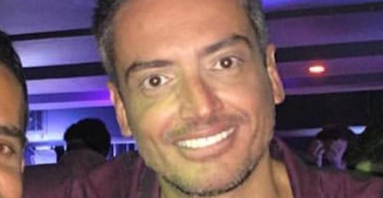 Namorando? Leo Dias posa ao lado de companheiro gato e faz serenata: ”Meu anjo da guarda”