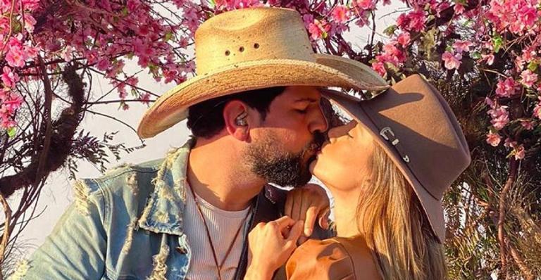 Sorocaba rasga elogios e faz declaração apaixonante no aniversário da esposa: ”Mulher especial”