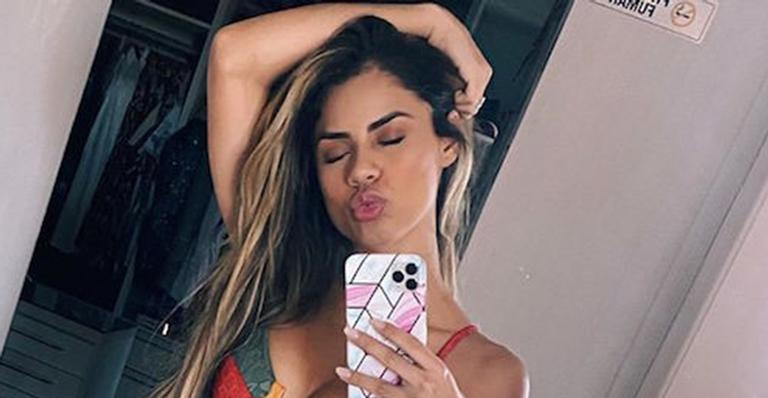 Que poder! Lexa tira shortinho jeans, posa de biquíni fio-dental e deixa fãs babando com corpão
