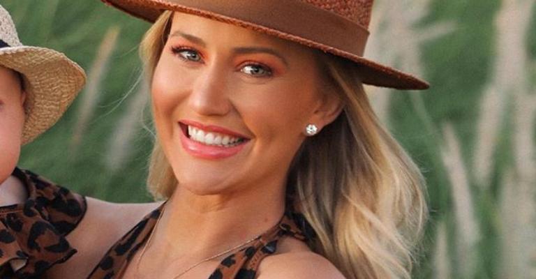 Ana Paula Siebert combina maiô caríssimo de oncinha com a filha e look encanta fãs: ”Lindas!”