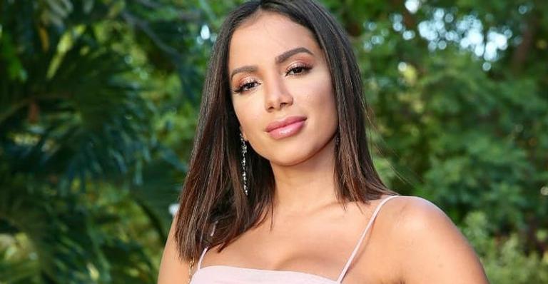 Anitta faz relato sincero da vida amorosa para revista espanhola: “Todo mês uma pessoa diferente”