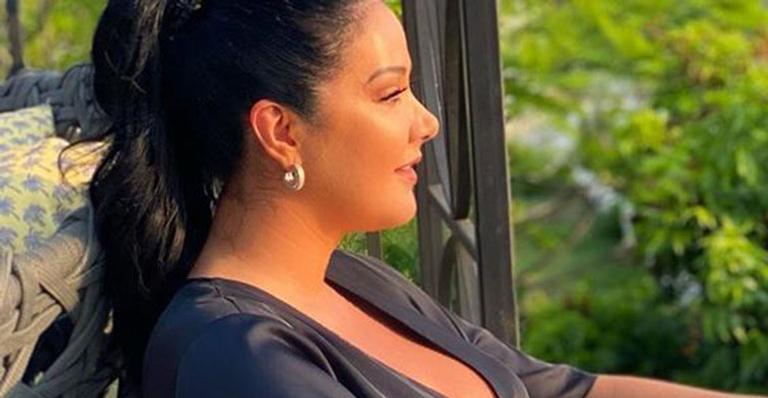 Aos 41 anos, Helen Ganzarolli posa de vestidinho decotado e sem sutiã em sua mansão: “Paz”