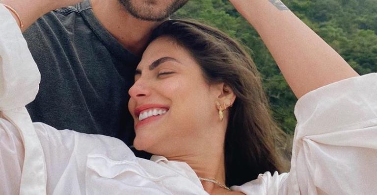 Ex-BBB Mari Gonzalez toma banho de espuma com o enteado e encanta web: ”Te amo”