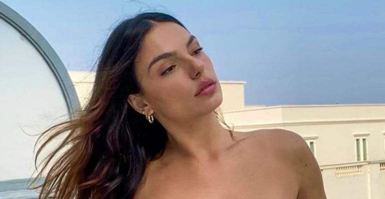 De biquíni, Isis Valverde compartilha clique em dia de praia e famosos deixam elogios