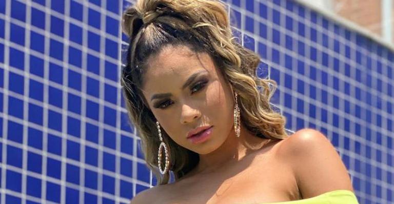 Lexa elege vestido sensual que deixa coxas torneadas em destaque: “Deusa”