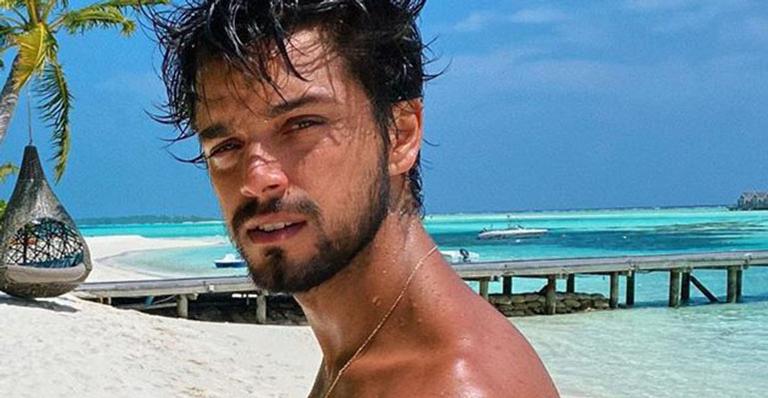 Rodrigo Simas desabafa sobre rótulos e fala sobre a heternormatividade: “Nunca me encaixei”