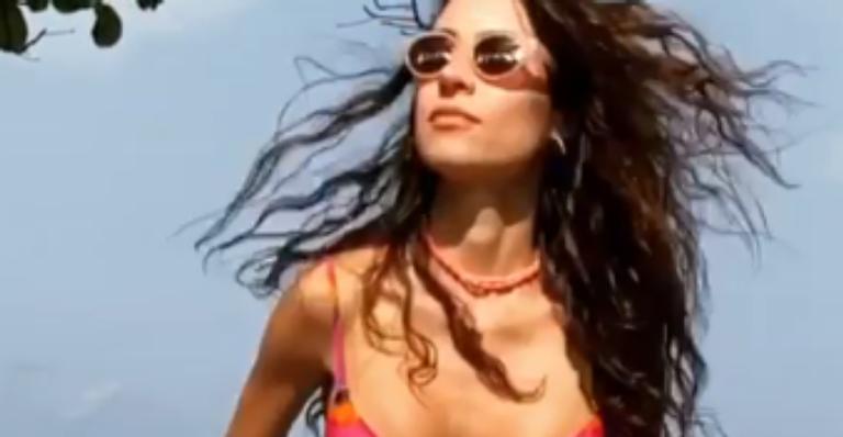 Thaila Ayala impressiona ao exibir corpo trincando em dia de praia: ”Senhor”