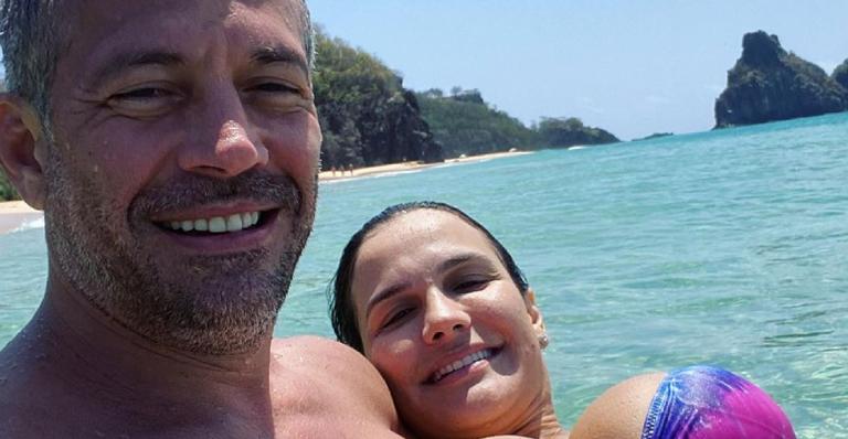 De biquíni, esposa de Malvino Salvador mostra barrigão gigantesco em viagem: ”Sem filtros”