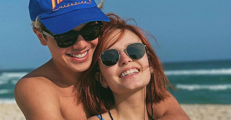 De biquíni, Larissa Manoela ganha carinhos do namorado e exibe corpo torneado: “Amor e respeito”