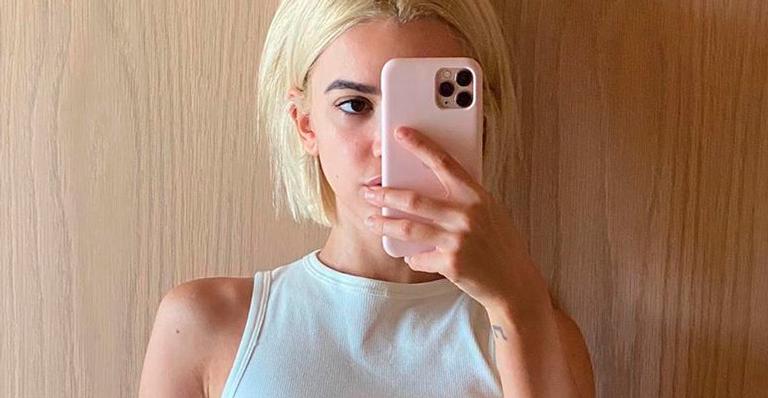 Ex-BBB Manu Gavassi surge à vontade com top branco sem sutiã e causa: “Gata demais”
