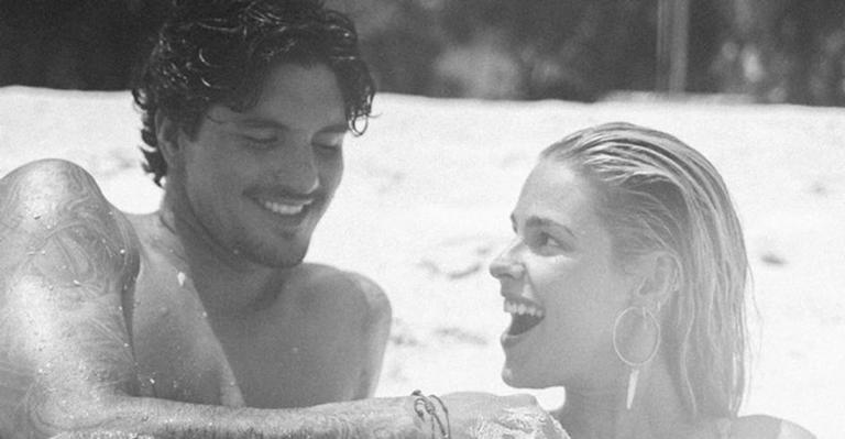 Que calor! Gabriel Medina e Yasmin Brunet protagonizam momento íntimo em praia nas Maldivas