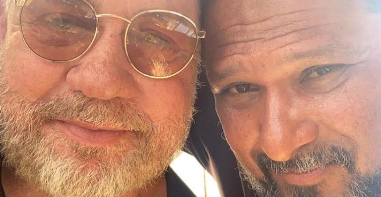 Luiz Fernando Guimarães e o marido arrumam últimos detalhes do sítio para a chegada de filhos, diz site
