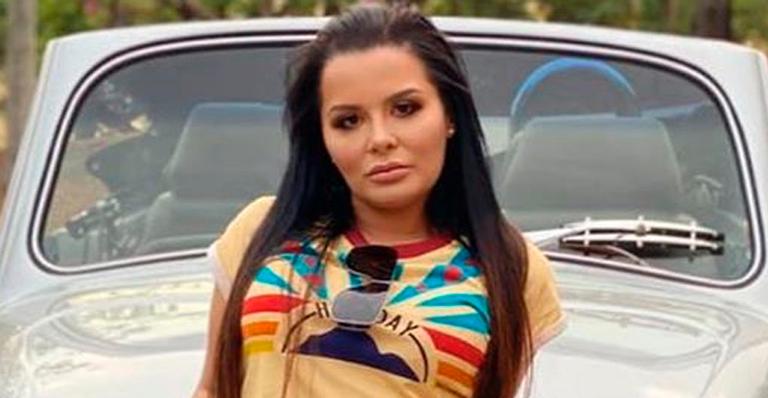 Maraisa faz pose em fotos com carro clássico e mostra pernões com microshorts: “Dá uma carona”