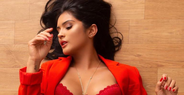 Arraso! Mileide Mihaile deixa web babando em clique sensual de lingerie transparente: ”Mulherão!”