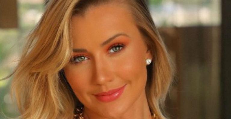 Ana Paula Siebert e Roberto Justus trocam beijo apaixonante em cenário paradisíaco