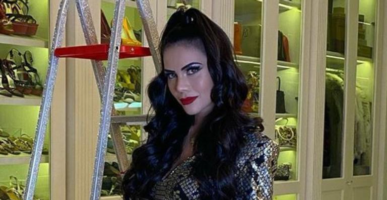 Loja? Daniela Albuquerque exibe coleção gigantesca de sapatos em closet completamente grifado