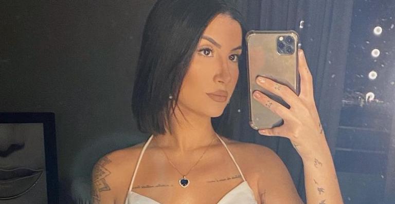Sem sutiã, ex-BBB Bianca Andrade exibe cinturinha micro em clique na frente do espelho: “Gostosa”
