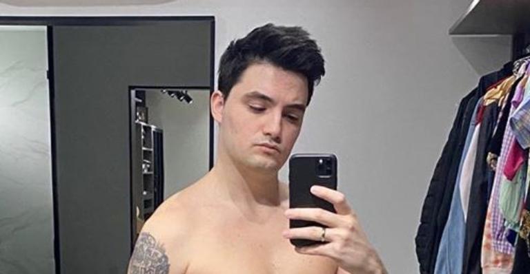 Sem camisa, Felipe Neto mostra corpo real em clique sem filtros e faz apelo: ”Vamos de reflexão”
