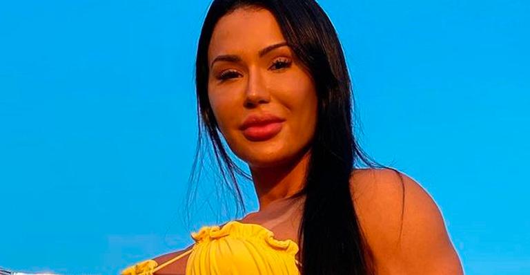 Gatíssima, irmã de Gracyanne Barbosa ostenta corpão de biquíni micro: “Do jeitinho que eu amo”