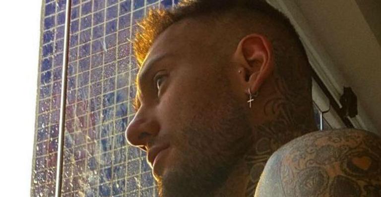 Lucas Lucco deixa fãs sem ar ao exibir shape trincado e tatuado: “Que homem, meu Deus”