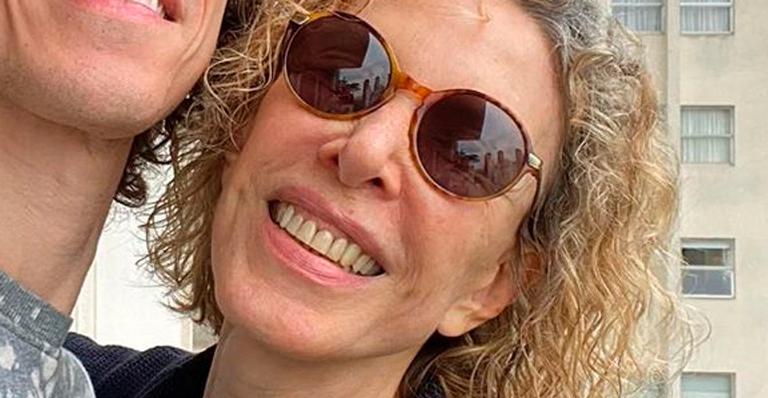 Marília Gabriela posa em clique raro com o filho e o genro e se declara: “Tempo roubou abraços”