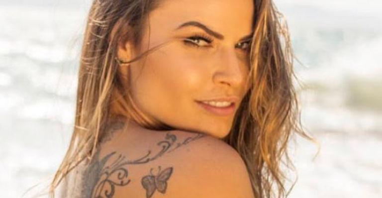 Ex-BBB Nati Cassassola tira a parte de cima do biquíni em público e exibe corpão: “Um colírio”