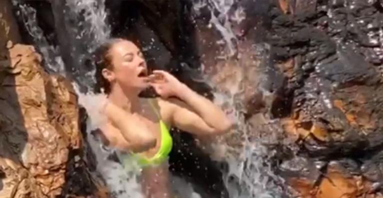 De biquíni, Paolla Oliveira deixa fãs babando ao aparecer durante banho de cachoeira: “De alma lavada”