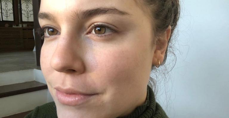 Alice Wegmann mostra novo visual e coleciona elogios de amigos famosos