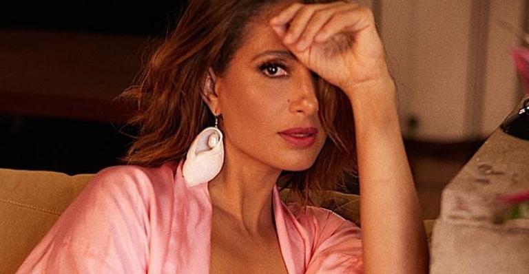 Camila Pitanga deixa lingerie à mostra e eleva a temperatura com look aberto