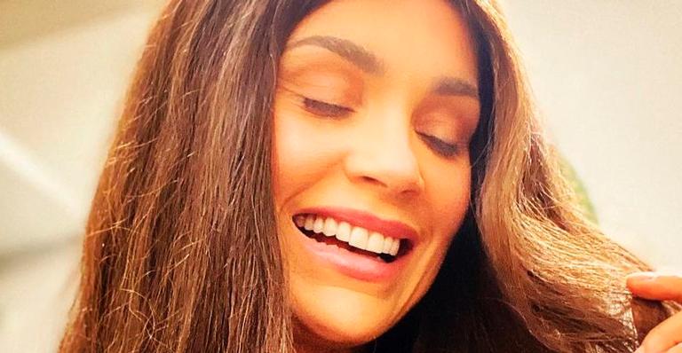 Flávia Alessandra faz topless nos bastidores de ‘Salve-se Quem Puder’ e arrasa: “Sorriso mais lindo”