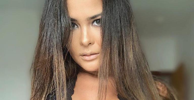 Geisy Arruda dispensa a calcinha e mostra nova tatuagem íntima: “Pequena para o tamanho da raba”