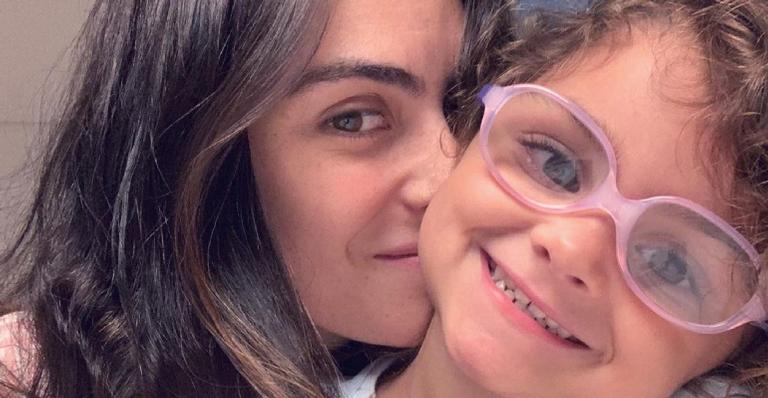 Mãe de três, Mariana Uhlmann faz desabafo sincero após diagnóstico da filha: ”Tive uma crise de choro”