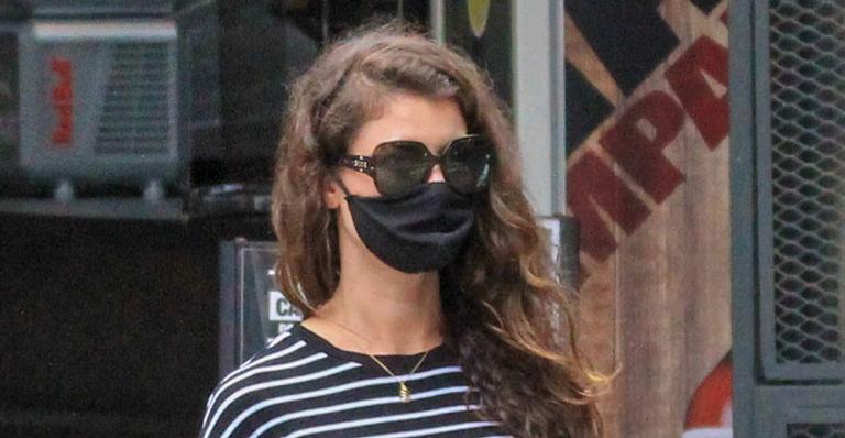 Alinne Moraes faz rara aparição com o filho pelas ruas do Rio de Janeiro e beleza impressiona