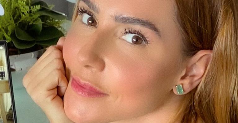 Deborah Secco ostenta abdômen sarado com biquíni cortininha e agrada: “Que corpo”