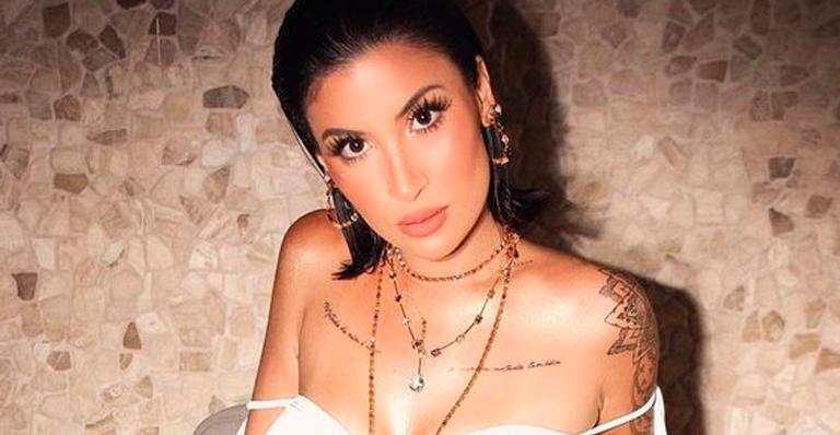 Ex-BBB Bianca Andrade posa deslumbrante em look soltinho com saia fendada: “Perfeita é pouco”