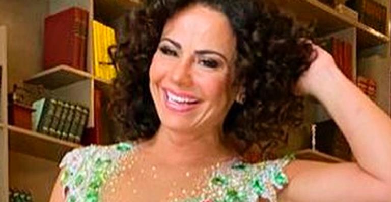 Viviane Araújo aposta em microssaia e mostra pernões aos 45 anos: “Desenhada por Deus”