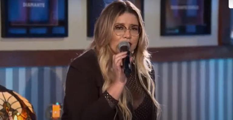 Em live, Marília Mendonça retoma polêmica por transfobia e se desculpa: “Não tenho razão”