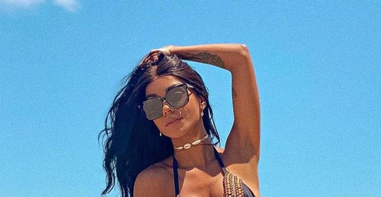 Esposa de Ludmilla sobe em veículo e posa exibindo o corpão com biquíni mínimo: “Gostosa”