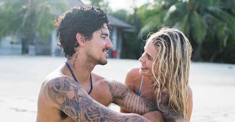 Gabriel Medina e Yasmin Brunet curtem clima de romance na praia e trocam declarações: “Meu amor”