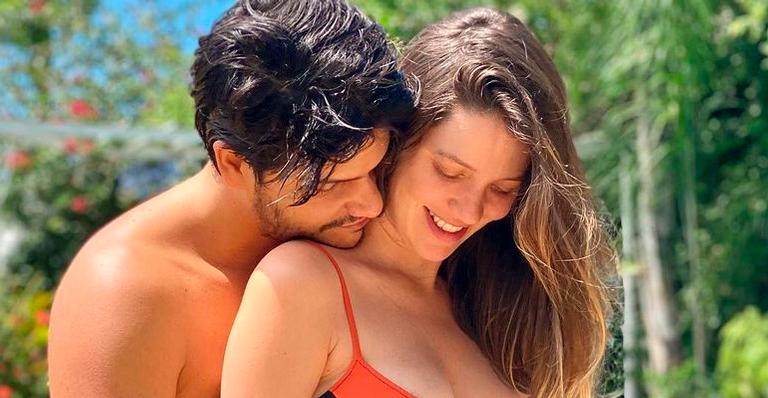 Nathalia Dill ganha carinho do marido no barrigão de sete meses de gravidez: “Pancinha linda”