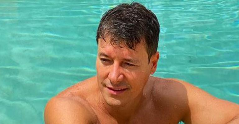 Rodrigo Faro ostenta em piscina luxuosa, mas deixa cueca suja à mostra: “Ficou aparecendo”