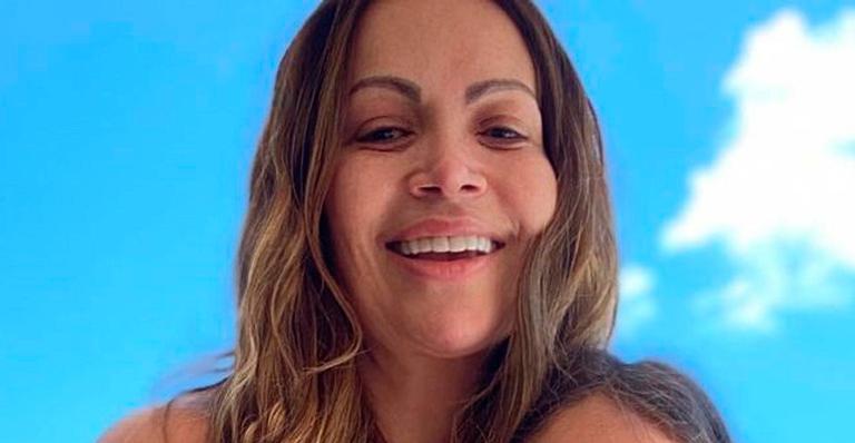 Aos 46 anos, Solange Almeida exibe corpão de maiô em tarde de piscina com a família: “Uma deusa”